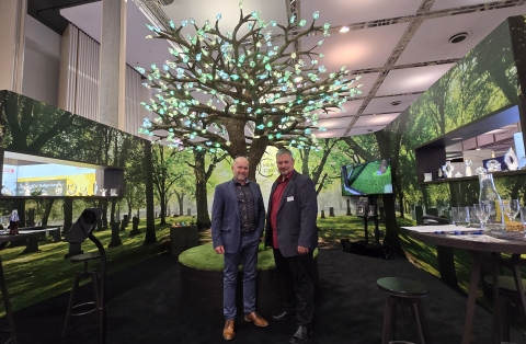 Dalibor Novák a Lukáš Illek před Stromem vzpomínek